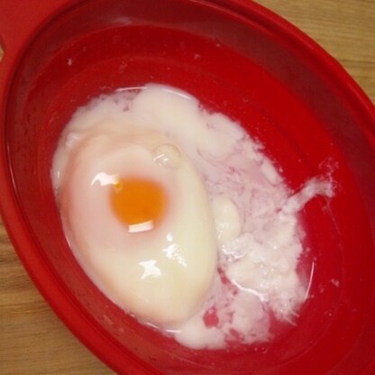 ちょうどいい加減の温泉卵ができました♪
レンジで手軽に作れるなんて便利です〜
今回は、カレーにトッピングしました☆
